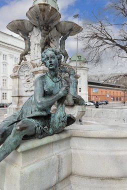 Innsbruck, Tyrol, Avusturya - 26 Şubat 2023: Leopold Çeşmesi, arka plandaki Hofburg Sarayı 'nda heykel