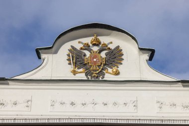 Innsbruck, Tyrol, Avusturya - 26 Şubat 2023: Hofburg, eski Habsburg sarayı, arması üstte. Ülkedeki en önemli üç kültür binasından biridir.