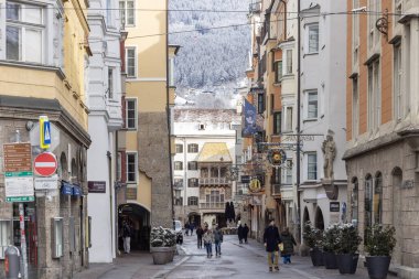 Innsbruck, Tyrol, Avusturya - 26 Şubat 2023: Herzog-Friedrich caddesi Eski Şehir 'de Goldenes Dachl (Altın Çatı) ile, 1500 yılında inşa edilen imparatorluk binasının dekoratif balkonu