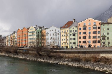 Innsbruck, Tyrol, Avusturya - 26 Şubat 2023: Colourful Houses Innsbruck. Mariahilf Caddesi 'ndeki renkli evler, Inn Nehri boyunca uzanan bulvar.