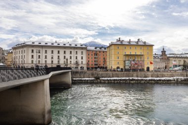 Innsbruck, Tyrol, Avusturya - 26 Şubat 2023: Inn Nehri üzerindeki köprüden Old Town ile sahile