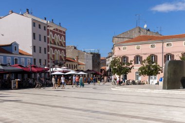 Porec, Hırvatistan, Istria - 25 Eylül 2023: Eski Kentin en büyük ve en popüler meydanı olan Özgürlük Meydanı (Trg Slobode). Yağmur heykeli, Porec Sculp Turlarından biri.