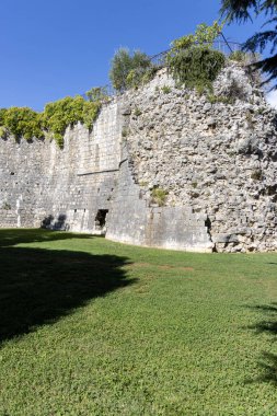 Porec, Hırvatistan, Istria - 25 Eylül 2023: Peskera Kulesi (Kuzey Savunma Kulesi), ortaçağ kenti savunma duvarının kalıntıları