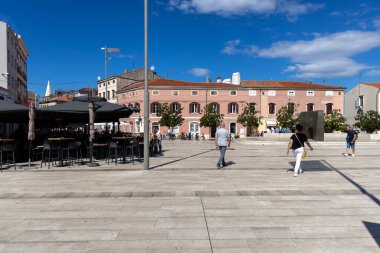 Porec, Hırvatistan, Istria - 25 Eylül 2023: Eski Kentin en büyük ve en popüler meydanı olan Özgürlük Meydanı (Trg Slobode). Yağmur heykeli, Porec Sculp Turlarından biri.