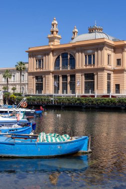 Bari, İtalya, Apulia - 23 Mayıs 2024: Margherita Tiyatrosu (Teatro Margherita) Lungomare Araldo di Crollalanza adasında Adriyatik Denizi kıyısındaki küçük bir limanda yer almaktadır.