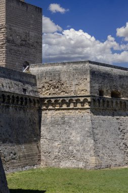 Bari, İtalya, Apulia - 23 Mayıs 2024: Ortaçağ Norman-Swabian Kalesi (Castello Normanno-Svevo). Şu anda sergiler için kullanılıyor