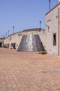 Napoli; İtalya - 27 Haziran 2021: Modern sanat, ortaçağ Castel Sant 'Elmo' sunun tepesinde metal heykel