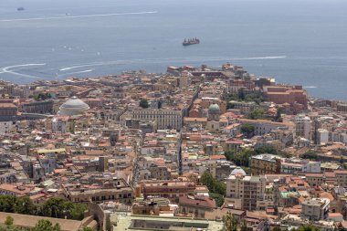 Napoli, İtalya - 27 Haziran 2021: Napoli Körfezi 'nin Chiaia bölgesindeki Tyrhenian Denizi' ndeki bulvar ve liman manzarası. Chiaia, Napoli 'de deniz kenarında varlıklı bir mahalle.