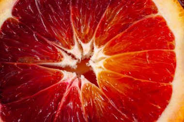 Kesik kırmızı turuncu, kabuklu renkli dilim, yakın plan.