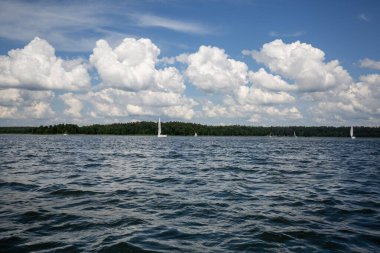 Güneşli bir günde Polonya Masuria Gölü 'nde yelkenli tekneleriyle. Resimli bulutlu gökyüzü, Masurian Gölü Toprakları, Polonya