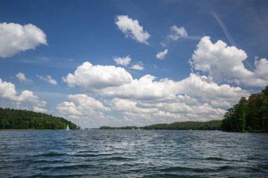 Güneşli bir günde Polonya Masuria Gölü 'nde yelkenli tekneleriyle. Resimli bulutlu gökyüzü, Masurian Gölü Toprakları, Polonya