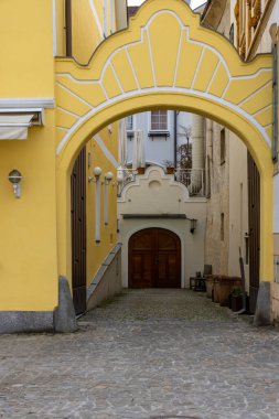 Melk, Avusturya - 24 Şubat 2023: Linzer Caddesi 'ndeki tarihi konutlar arasındaki avlu