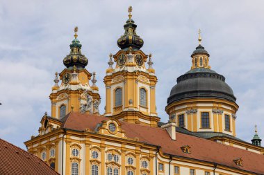 Melk, Avusturya - 24 Şubat 2023: Melk Malikânesi 'nde yüksekokul kilise kuleleri mavi gökyüzünün arka planında. 11. yüzyılda kurulmuş, bugünkü barok manastırı 18. yüzyılda inşa edilmiş.