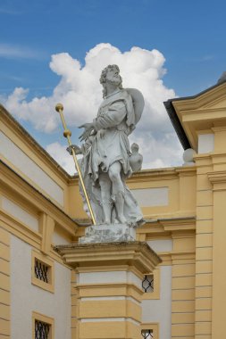 Melk, Avusturya - 24 Şubat 2023: Melk Abbey şehrin yukarısındaki tepede, ana girişte. 11. yüzyılda kurulmuş, bugünkü barok manastırı 18. yüzyılda inşa edilmiş.