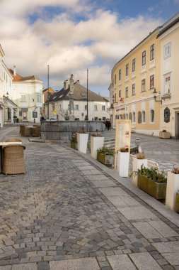 Melk, Avusturya - 24 Şubat 2023: St. Coloman heykeli ile Belediye Meydanı (Rathausplatz)