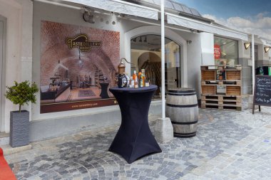 Melk, Avusturya - 24 Şubat 2023: Sterngasse Caddesi 'ndeki açık hava restoranı