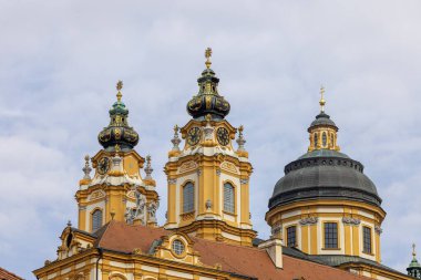 Melk, Avusturya - 24 Şubat 2023: Melk Malikânesi 'nde yüksekokul kilise kuleleri mavi gökyüzünün arka planında. 11. yüzyılda kurulmuş, bugünkü barok manastırı 18. yüzyılda inşa edilmiş.