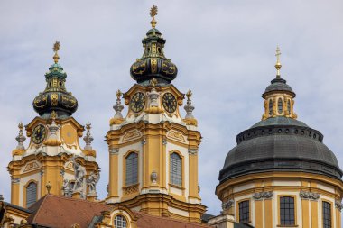 Melk, Avusturya - 24 Şubat 2023: Melk Malikânesi 'nde yüksekokul kilise kuleleri mavi gökyüzünün arka planında. 11. yüzyılda kurulmuş, bugünkü barok manastırı 18. yüzyılda inşa edilmiş.