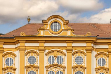 Melk, Avusturya - 24 Şubat 2023: Melk Abbey 'in şehrin yukarısındaki tepe üzerindeki dekoratif cephesi. 11. yüzyılda kurulmuş, bugünün barok manastırı 18. yüzyılda inşa edilmiş.