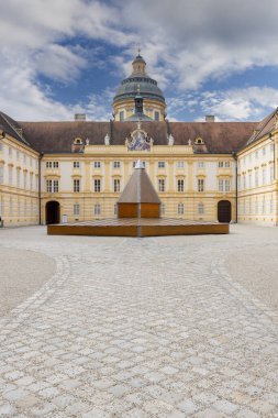 Melk, Avusturya - 24 Şubat 2023: Melk Abbey şehrin yukarısında, Başrahibe 'nin avlusunda. 11. yüzyılda kurulmuş, bugünün barok manastırı 18. yüzyılda inşa edilmiş.
