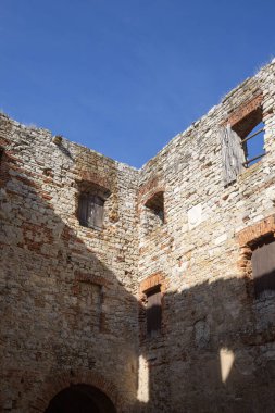 Babice, Lipowiec Şatosu, Polonya - 6 Ekim 2024: Lipowiec Kalesi 'nin eski kalıntıları, Polonya Jura' daki Krakow-Czestochowa Kalesi)