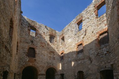 Babice, Lipowiec Şatosu, Polonya - 6 Ekim 2024: Lipowiec Kalesi 'nin eski kalıntıları, Polonya Jura' daki Krakow-Czestochowa Kalesi)