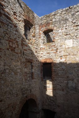 Babice, Lipowiec Şatosu, Polonya - 6 Ekim 2024: Lipowiec Kalesi 'nin eski kalıntıları, Polonya Jura' daki Krakow-Czestochowa Kalesi)