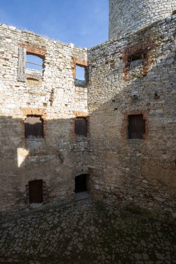 Babice, Lipowiec Şatosu, Polonya - 6 Ekim 2024: Lipowiec Kalesi 'nin eski kalıntıları, Polonya Jura' daki Krakow-Czestochowa Kalesi)