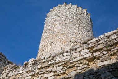Babice, Lipowiec Şatosu, Polonya - 6 Ekim 2024: Lipowiec Kalesi 'nin eski kalıntıları, Polonya Jura' daki Krakow-Czestochowa Kalesi)