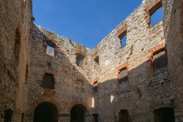 Babice, Lipowiec Şatosu, Polonya - 6 Ekim 2024: Lipowiec Kalesi 'nin eski kalıntıları, Polonya Jura' daki Krakow-Czestochowa Kalesi)