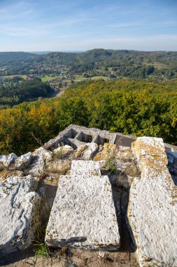Babice, Lipowiec Şatosu, Polonya - 6 Ekim 2024: Lipowiec Kalesi 'nin eski kalıntıları, Polonya Jura' daki Krakow-Czestochowa Kalesi)