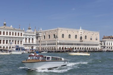 Venedik, İtalya - 27 Eylül 2023: Büyük Kanal 'dan Saint Mark Meydanı' na Doge Sarayı ve Marciana Kütüphanesi ile birlikte bakın. Turistli tekneler ve gondollar San Marco havzasında yüzen şehri geziyor.