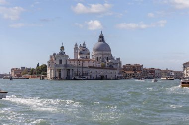 Venedik, İtalya - 27 Eylül 2023: Barok Kilisesi Santa Maria della Salute, Büyük Kanal. 17. yüzyılda salgından sonraki şükran gününde inşa edildi.