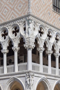 Venedik, İtalya - 27 Eylül 2023: Grand Canal 'daki Piazza San Marco' daki Doge Sarayı 'nın dekoratif cephesi. Venedik Gotik tarzında inşa edilen saray Venedik Valisi 'nin eviydi.