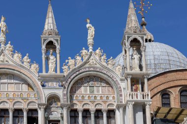 Venedik, İtalya - 27 Eylül 2023: St Mark Bazilikası (Basilica di San Marco). Büyük Kanal 'ın Aziz Mark Meydanı' nda (Piazza San Marco) yer alan Roma Katolik kilisesi. 