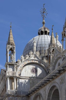 Venedik, İtalya - 27 Eylül 2023: St Mark Bazilikası (Basilica di San Marco). Büyük Kanal 'ın Aziz Mark Meydanı' nda (Piazza San Marco) yer alan Roma Katolik kilisesi. 