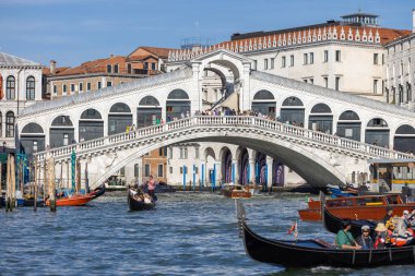 Venedik, İtalya - 27 Eylül 2023: Rialto Köprüsü 'nde (Ponte de Rialto) Büyük Kanal' da, turistle birlikte şehri ziyaret eden gemiler ve gondollar. Şehrin en eski dört köprüsünden biridir.