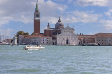 Venedik, İtalya - 27 Eylül 2023 San Giorgio Maggiore adası 16. yüzyıl Rönesans Benedictine kilisesi San Giorgio Maggiore. San Marco Meydanı 'nın karşısında.