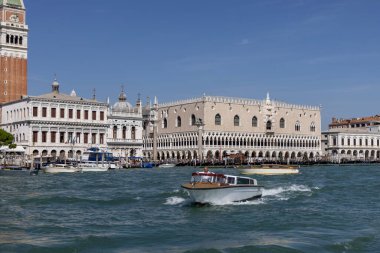 Venedik, İtalya - 27 Eylül 2023: St. Mark 's Campanile ve Doge' s Palace ile Büyük Kanal 'dan Saint Mark Meydanı' na bakın. Turistli tekneler ve gondollar San Marco havzasında yüzen şehri geziyor.
