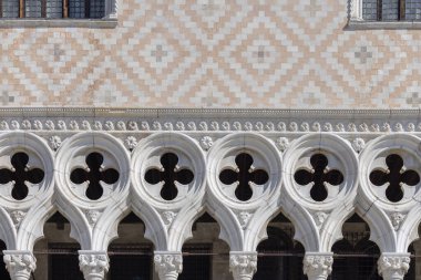 Venedik, İtalya - 27 Eylül 2023: Grand Canal 'daki Piazza San Marco' daki Doge Sarayı 'nın dekoratif cephesi. Venedik Gotik tarzında inşa edilen saray Venedik Valisi 'nin eviydi.