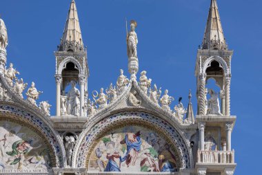 Venedik, İtalya - 27 Eylül 2023: St Mark Bazilikası (Basilica di San Marco). Büyük Kanal 'ın Aziz Mark Meydanı' nda (Piazza San Marco) yer alan Roma Katolik kilisesi. 