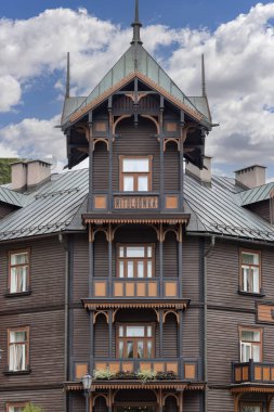 Krynica-Zdroj, Polonya - 31 Ağustos 2022: Tarihi ahşap misafir evi Witoldowka, 19. yüzyıl binası, Kryniczanka deresi tarafından bölgesel tarzda inşa edildi