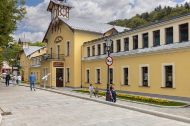 Krynica-Zdroj, Polonya - 31 Ağustos 2022: 19. yüzyıl Stare Lazienki Mineralne binası (Eski Mineral Hamamları), eski bir hamam tesisi