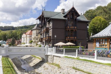 Krynica-Zdroj, Polonya - 1 Eylül 2022: Tarihi ahşap misafir evi Witoldowka, 19. yüzyıl binası, Kryniczanka deresi tarafından bölgesel tarzda inşa edildi
