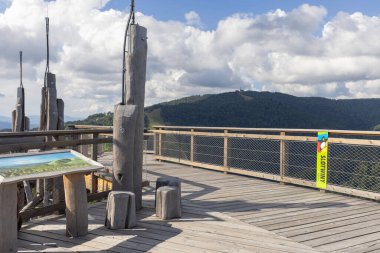 Krynica-Zdroj, Slotwiny, Beskid Dağları, Polonya - 1 Eylül 2022: Ağaç tepelerinde bulunan Slotwiny Arena kayak istasyonundaki ahşap gözlem kulesinin tepesi