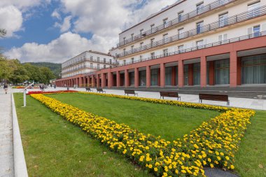 Krynica-Zdroj, Polonya - 1 Eylül 2022: Yeni Spa Evi, modernist sanatoryum, Parkowa Dağı eteğindeki ana gezinti alanında yer alıyor