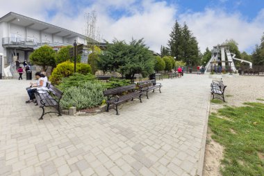 Krynica-Zdroj, Polonya - 31 Ağustos 2022: Jaworzyna Range 'deki Gora Parkowa zirvesi, yüksek teleferik istasyonu ve cennet slaytları, eski kızak yarışı. Şehrin en önemli eğlence alanlarından biridir.