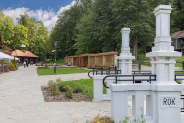 Krynica-Zdroj, Polonya - 1 Eylül 2022: Nikifor Bulvarı Gora Parkowa 'nın eteklerinde, Mineral Su Pompa Odası Jan' ın girişindeki gezinti alanı