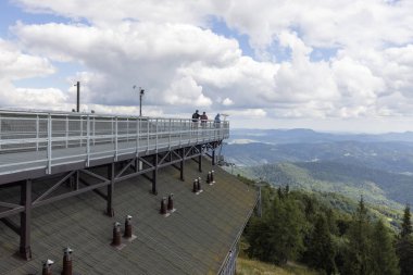 Krynica-Zdroj, Beskid Dağları, Polonya - 1 Eylül 2022: Jaworzyna Krynicka zirvesinden panoramik manzara