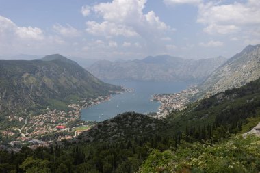 Adriyatik Denizi 'nin Kotor manzarası, Karadağ' ın Kotor kentindeki ünlü Kotor Serpentine yolunun ulaştığı dağın tepesindeki gözlem güvertesinden görülüyor.